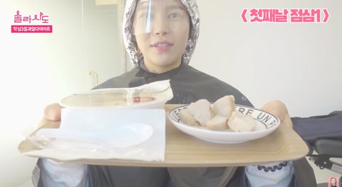 3. 午餐: 玄米飯半碗、水煮雞胸肉1片、韓國巨峰提子半串(15顆) 。（YouTube截圖@솔라시도 solarsido)