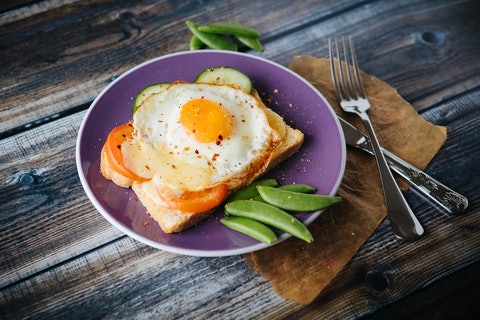 這個餐單雖然有雞胸肉和雞蛋，但整體而言蛋白質份量偏低，長期食用對於體型比較大或者活動量比較高的人，容易會有肌肉流失的情況。(VCG)